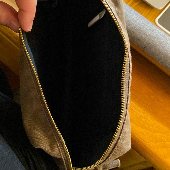 Groomsman grooming kit bag zip up one pocket area no pockets inside - Picture 2 of 2